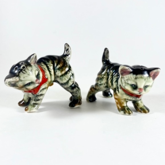 Vintage ceramic cat salt and pepper shakers